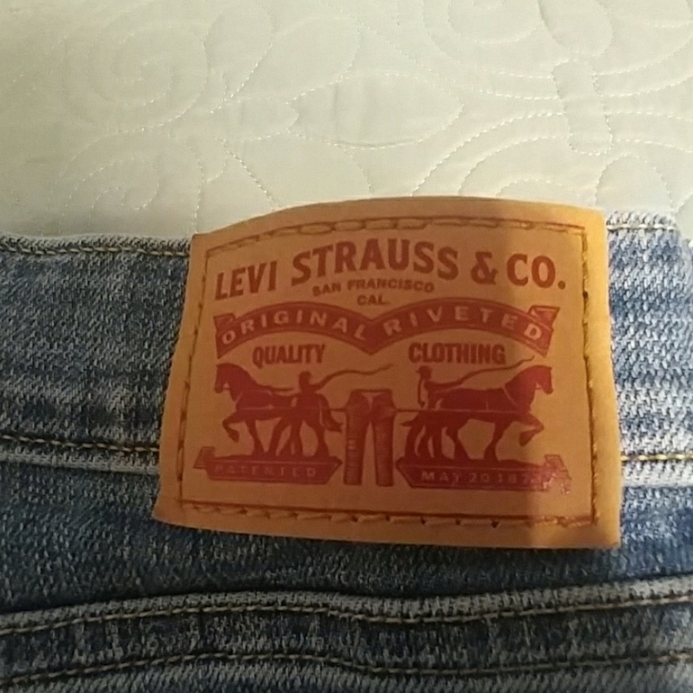 Levi's Cuffed Shorts - Picture 3 of 4